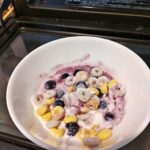 冷凍ベリーとヨーグルト、シリアルをまぜた簡単朝食